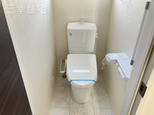 碧南市日進町のトイレ|2階のシャワートイレも少ない水でパワフルな洗浄力を実現しています。 環境にやさしく、経済的です