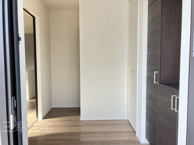 碧南市日進町の玄関|落ち着きのあるモダンなフローリング。玄関ドアを開けた時から木の温もりを感じられます