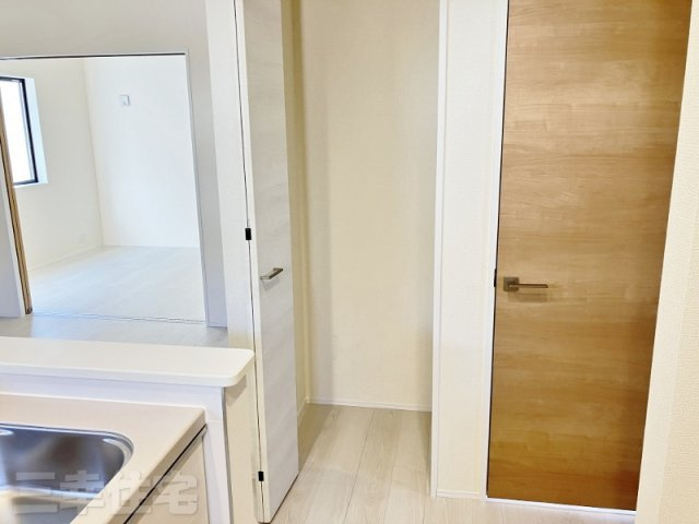 碧南市日進町の居間・リビング|16帖のリビングは4.5帖の洋室と続き間になって20.5帖の広々とした大空間に