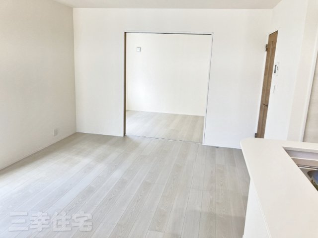 碧南市日進町の居間・リビング|16帖のリビングは4.5帖の洋室と続き間になって20.5帖の広々とした大空間に