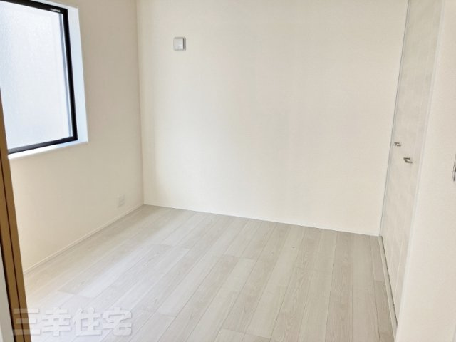 碧南市日進町の洋室|リビングと続き間になる帖洋室。頭のいい子はやっている学習机を置いてリビングのそばで勉強をしてはいかが