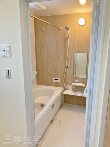 碧南市日進町の洗面所|洗面化粧台は人造大理石ボウルを採用。十分な可動式収納棚も付いた見た目も美しく機能性に優れた使いやすい仕様です。曇り止めヒーターを内蔵しており、湯気による鏡面のくもりを抑えます♪