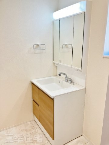 碧南市日進町の洗面所|洗面化粧台は人造大理石ボウルを採用。十分な可動式収納棚も付いた見た目も美しく機能性に優れた使いやすい仕様です。曇り止めヒーターを内蔵しており、湯気による鏡面のくもりを抑えます♪