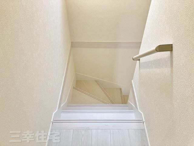 碧南市日進町の寝室|主寝室8.75帖　屋根のあるバルコニーに面しています