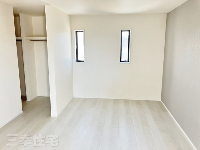 碧南市日進町の寝室|主寝室8.75帖　屋根のあるバルコニーに面しています