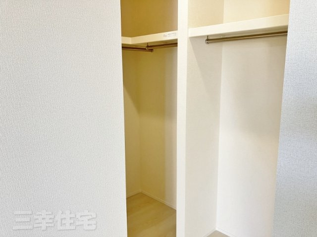 碧南市日進町の収納|大容量のウォークインクローゼット♪豊富な収納も魅力の1つです。
