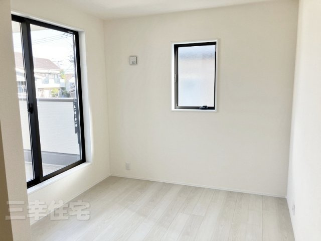 碧南市日進町の洋室|洋室5.06帖　このお部屋も屋根のあるバルコニーに面しています