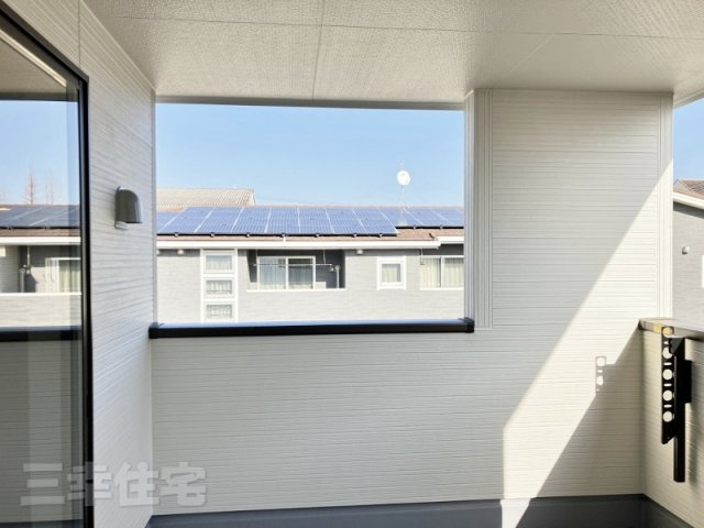 碧南市日進町のバルコニー|明るい屋根のあるバルコニー。陽光・通風を確保した南向きの快適空間。天候や外からの視線を気にせず過ごせるまさにプライベート空間です♪