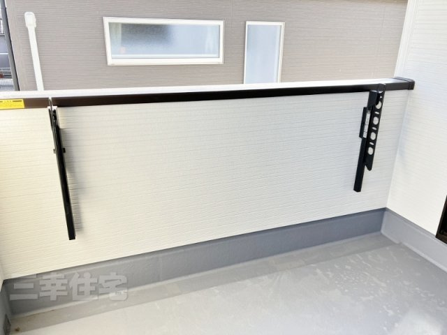 碧南市日進町の設備|屋根のあるバルコニーには物干し設備があります