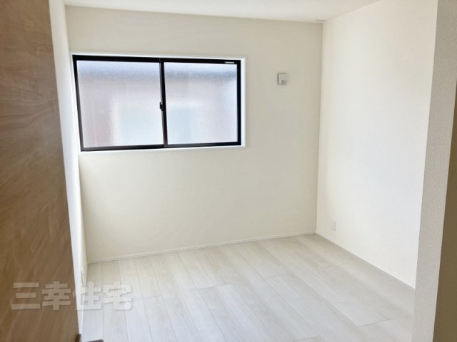 碧南市日進町の収納|ウォークインクローゼットには扉がありません。荷物の出し入れにわずらわしさが軽減されます