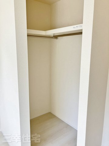 碧南市日進町の収納|ウォークインクローゼットには扉がありません。荷物の出し入れにわずらわしさが軽減されます
