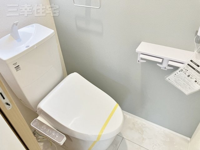 碧南市日進町のトイレ|2階シャワートイレ。寝ていても近くにあるから安心ね