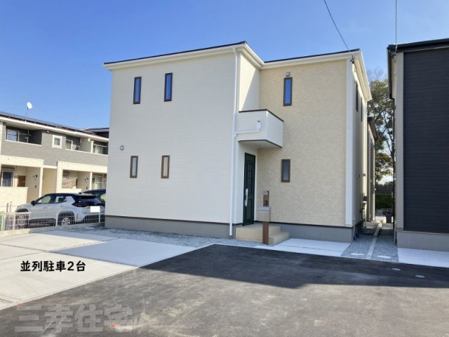 碧南市日進町の玄関|玄関の鍵はスマートキー、１階リビングにはシャッターも付いていて防犯対策も安心ですね