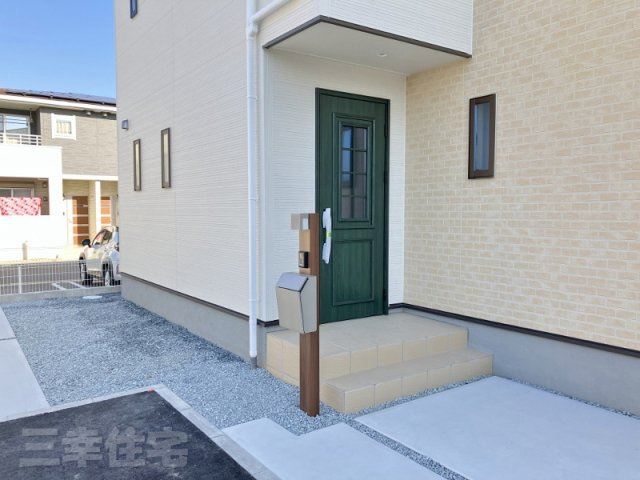 碧南市日進町の収納|玄関の収納は大容量です。お好きな高さに調節できる可動棚、ブーツの収納もラクラクです♪