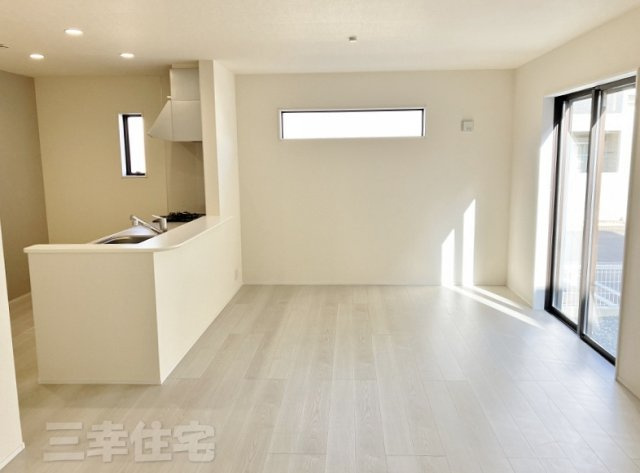 碧南市日進町のキッチン|家族の距離が縮まる対面式システムキッチン。キッチンを中心に笑顔と会話がはずむ開放的なスタイルです♪