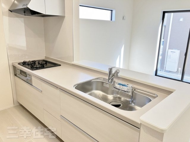 碧南市日進町のキッチン|家族の距離が縮まる対面式システムキッチン。キッチンを中心に笑顔と会話がはずむ開放的なスタイルです♪