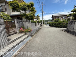 【前面道路含む現地写真】 | 前面道路は東側に幅員約６ｍです♪間口は約１７mで開放的です！！