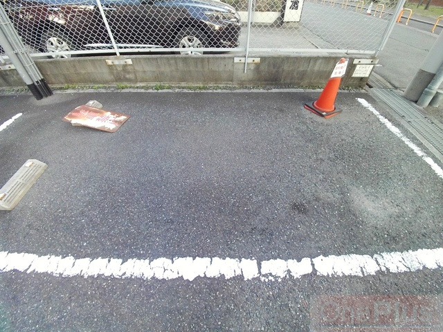 プレジール灘の駐車場