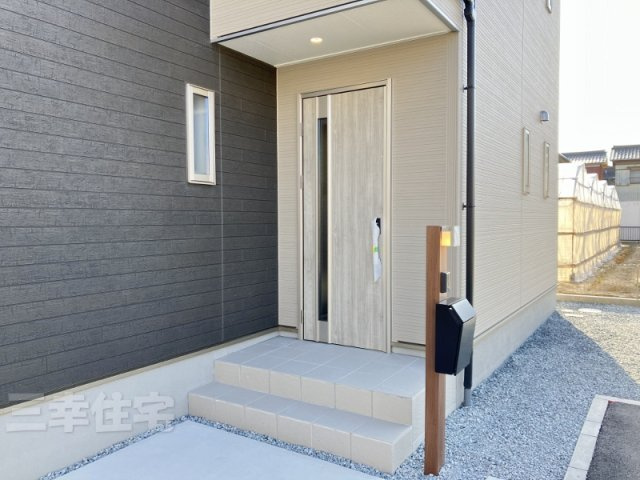 碧南市日進町の玄関|玄関の鍵はスマートキー、１階リビングにはシャッターも付いていて防犯対策も安心です