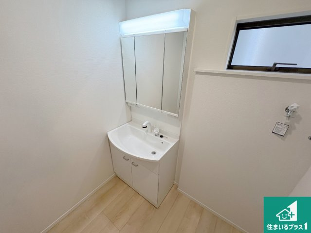 城陽市寺田今橋　第5期　新築一戸建ての独立洗面台|清潔感のある洗面台です。フラットな鏡は掃除がしやすく毎日清潔！鏡裏には収納があるのでスッキリとした洗面台が保てます。