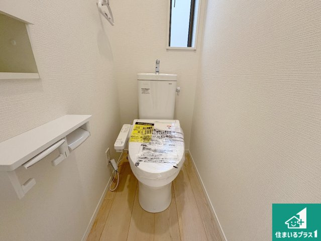 城陽市寺田今橋　第5期　新築一戸建てのトイレ|1・2階の2ヶ所にあるので、朝の忙しい時間の順番待ちもなく、深夜の利用にも大変便利です。