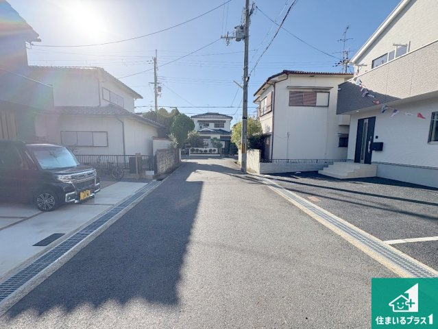 城陽市寺田今橋　第5期　新築一戸建ての前面道路含む現地写真|周辺は閑静な住宅街！前面道路広々で車の出し入れも便利です。駐車が苦手な方でも安心して車庫入れできます！