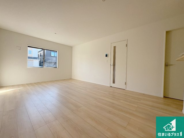 城陽市寺田今橋　第5期　新築一戸建ての居間・リビング|日当たり良好の明るいリビングで朝の目覚めもスッキリできそう！対面キッチンでご家族のコミュニケーションも自然と増える設計！小さなお子様が遊ぶスペースを作っても広々とくつろげるLDK！