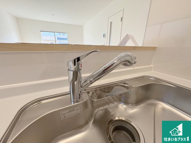 城陽市寺田今橋　第5期　新築一戸建ての設備|浄水器を内蔵！炊飯時、お茶を作る時に安心してお水を使えます！お湯と冷水、浄水と原水、シャワーの切替えもワンタッチです！