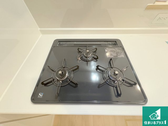 城陽市寺田今橋　第5期　新築一戸建ての設備|ダブル高火力Ｓｉセンサー付きコンロ！３口あるので、まとめて料理をする時も大活躍！