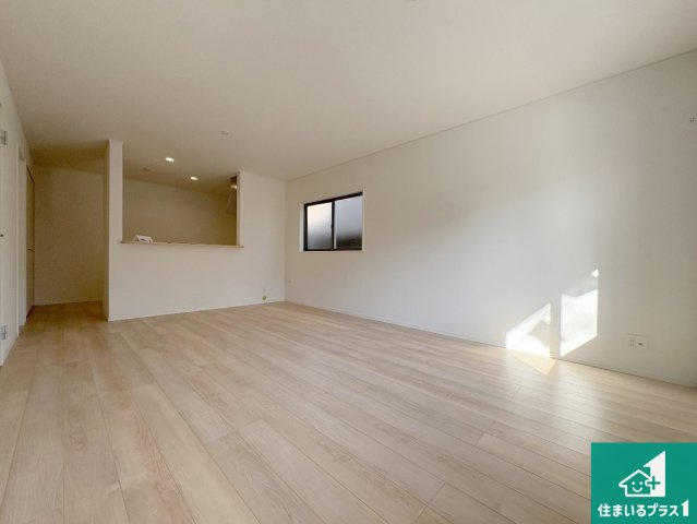 城陽市寺田今橋　第5期　新築一戸建ての居間・リビング|シンプルなリビングは、観葉植物等のインテリアを楽しめますね！パパ好みにも、ママ好みにも家具次第で雰囲気を変えることができます！