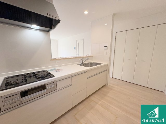 城陽市寺田今橋　第5期　新築一戸建てのキッチン|リビングと統一感があり、使い勝手のいいキッチン。広々としているので、二人並んで作業が出来ちゃいます。お子様と一緒に色々なお料理に挑戦できるスペースがあります。