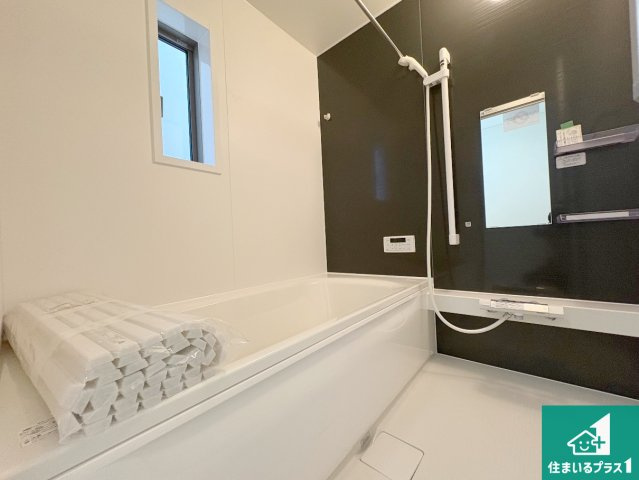 城陽市寺田今橋　第5期　新築一戸建ての浴室|足をゆったり伸ばして寛げる浴槽です。窓が設けられていますので差し込む光が明るく穏やかな雰囲気にしてくれます♪浴室乾燥機も設置しているので、雨の日の洗濯物も安心です♪