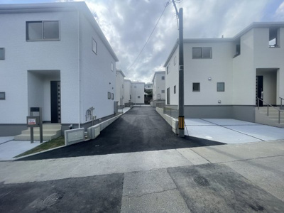 【前面道路含む現地写真】 | 南城市知念久手堅（全5棟）5号棟 | ※協定道路♪