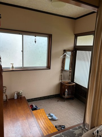 見附市昭和町1丁目　車庫付き中古戸建の玄関