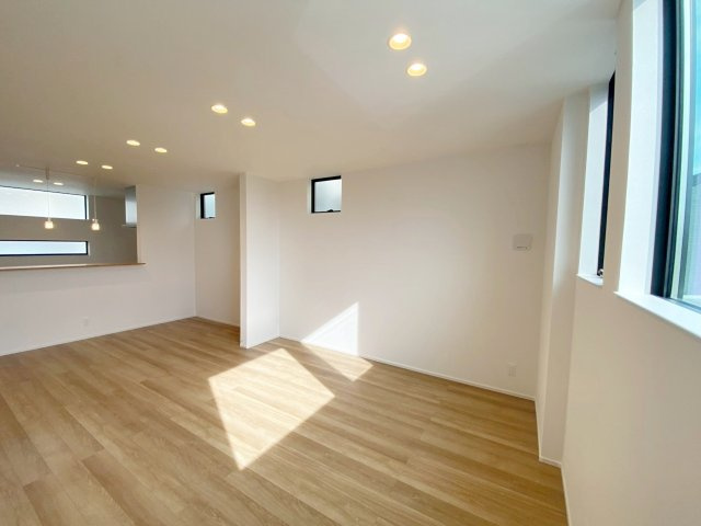 国玉通2丁目 新築戸建の居間・リビング|高窓で外からの視線をカットしつつ換気面も◎
広い壁は映画鑑賞や子どもの作品展示にぴったり
家族で楽しいおうち時間を！