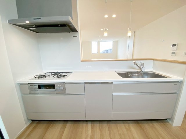 国玉通2丁目 新築戸建のキッチン|約18帖の広々LDKに大型パントリー付き！
会話が弾む対面キッチンで、子どもを見守りながら安心してお料理が楽しめます♪