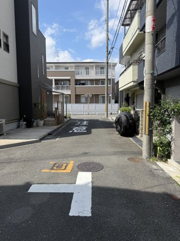 フルリノベ中古戸建　大東市緑が丘1丁目（平成6年築）の前面道路含む現地写真