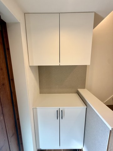 フルリノベ中古戸建　大東市緑が丘1丁目（平成6年築）の玄関|あると便利なシューズボックスです