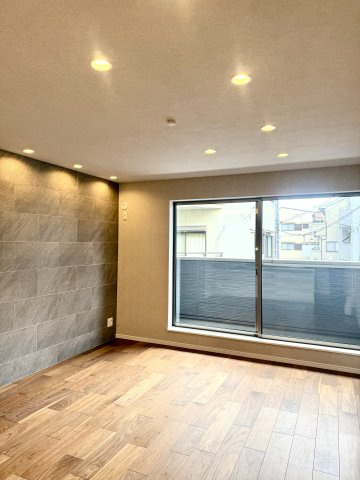 フルリノベ中古戸建　大東市緑が丘1丁目（平成6年築）の居間・リビング|15帖ＬＤＫはダウンライトですっきりとした空間です
