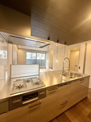 フルリノベ中古戸建　大東市緑が丘1丁目（平成6年築）のキッチン|料理好きの方は嬉しいガスコンロキッチンです