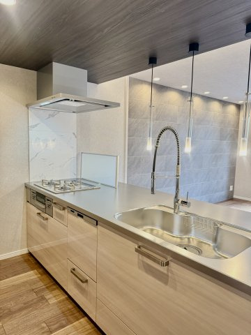 フルリノベ中古戸建　大東市緑が丘1丁目（平成6年築）のキッチン|デザイン性のある下がり天井でおしゃれなキッチンです