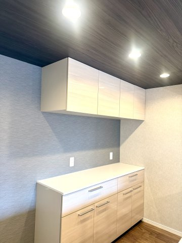 フルリノベ中古戸建　大東市緑が丘1丁目（平成6年築）の収納|収納力のあるカップボード