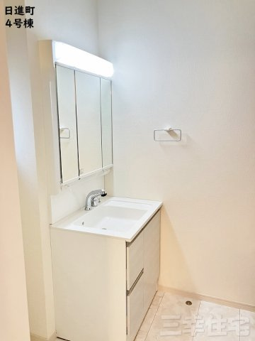 碧南市日進町の洗面所|洗面化粧台は人造大理石ボウルを採用。十分な可動式収納棚も付いた見た目も美しく機能性に優れた使いやすい仕様です。曇り止めヒーターを内蔵しており、湯気による鏡面のくもりを抑えます♪