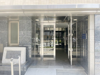 【エントランス】 | オートロックを備えた、マンションのエントランス。やはりセキュリティの観点は欠かすことができません。皆様を“安全”に送り出し、出迎えてくれます。～即日のご見学可能～　お問合せはお気軽にどうぞ。