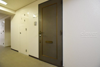 【その他共用部分】 | 皆様をお迎えする、お部屋の玄関ドア。開けやすさや開放角度、ドアノブの操作しやすさや鍵の形状などを、現地で一度ご確認ください。～即日のご見学可能～　お問合せはお気軽にどうぞ。
