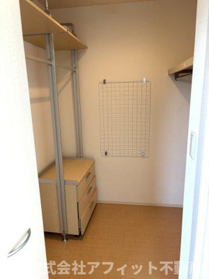 【その他】 | ファミーユ曙 | 東側洋室6帖のウォークインクローゼット