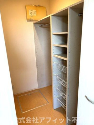 【収納】 | ファミーユ曙 | 西側洋室6帖のウォークインクローゼット