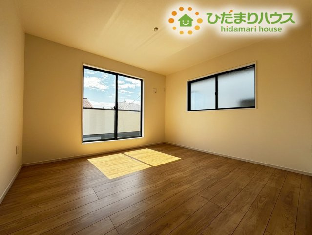 本庄市見福　17期　新築一戸建て　ずっとプラス　02の寝室|バルコニーに面しているので日当たり・通風良好！
寝室にピッタリです！