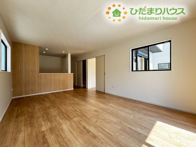 本庄市見福　17期　新築一戸建て　ずっとプラス　02の居間・リビング|木目調が素敵な落ち着いた雰囲気の17帖のリビング☆彡