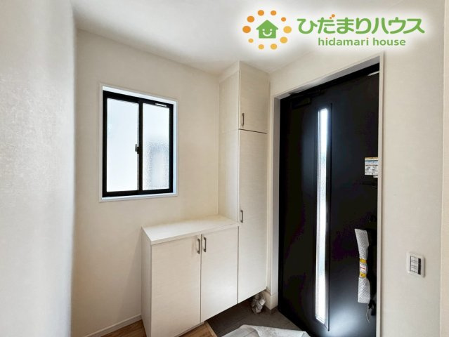 本庄市見福　17期　新築一戸建て　ずっとプラス　02の玄関|窓付きなので明るい玄関！
換気もばっちり◎